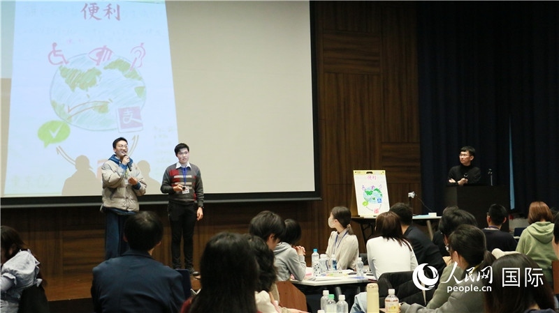 學(xué)生們發(fā)表小組討論成果。人民網(wǎng) 許可攝