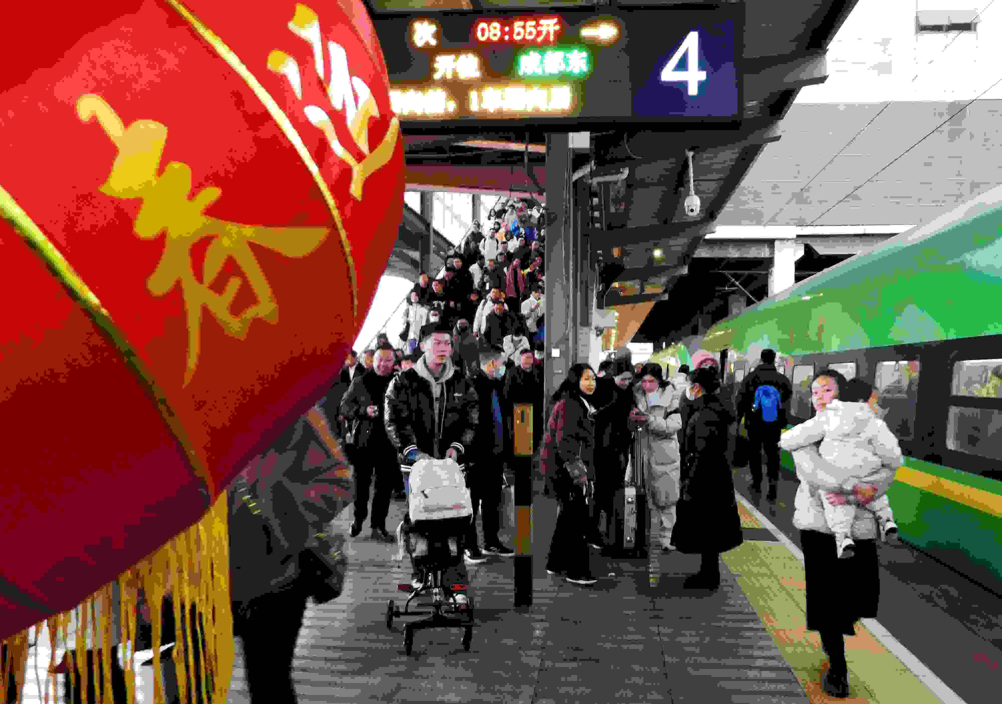 △ 2024年1月26日，四川省達州市車站，準備乘坐“復興號”動車組列車出行的旅客。