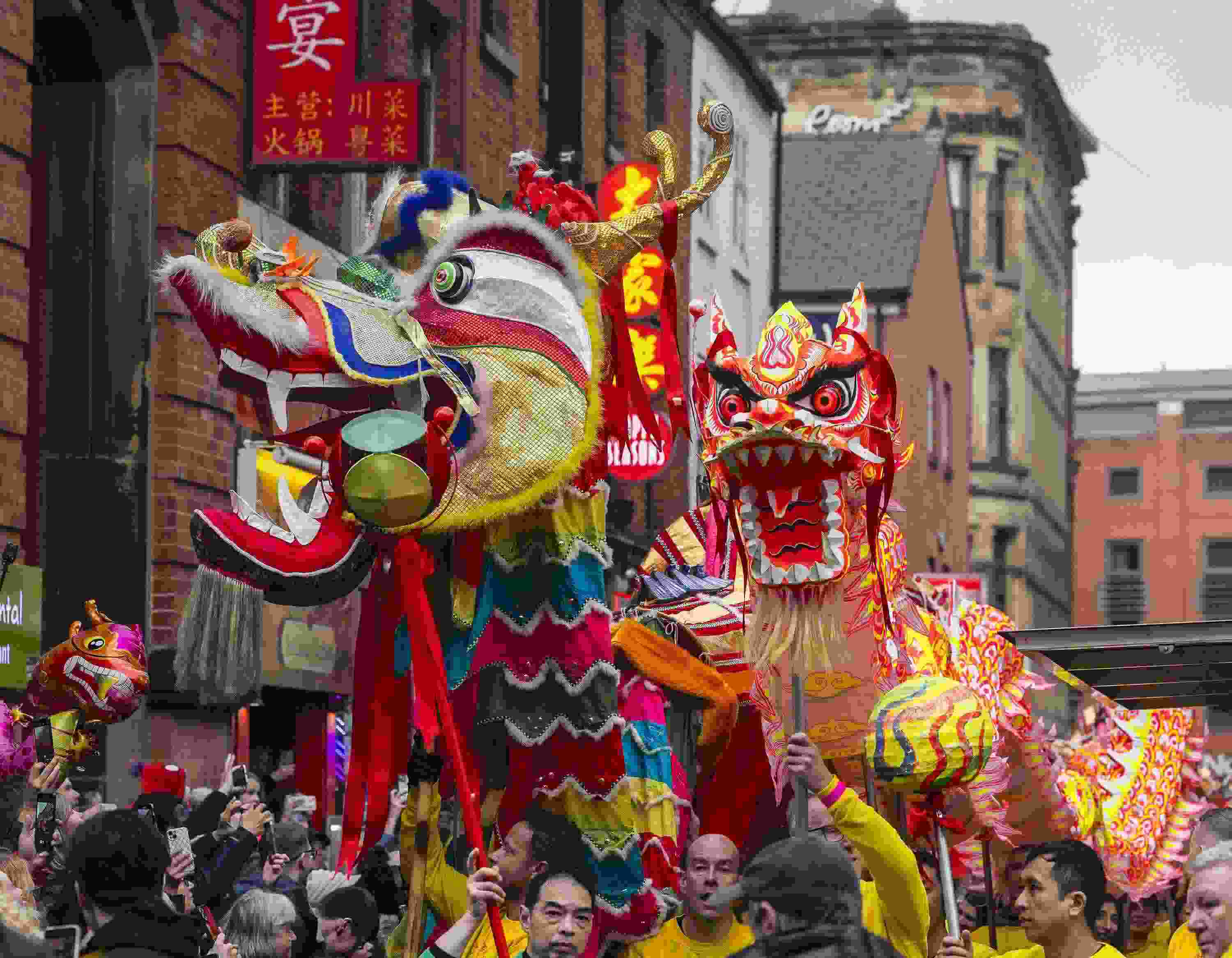 △ 當?shù)貢r間2024年2月11日，英國曼徹斯特，表演者進入中國城，參加中國農(nóng)歷龍年春節(jié)的慶?；顒?。