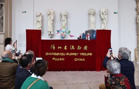 2月10日，在位于法國巴黎埃菲爾鐵塔附近的“建筑與遺產(chǎn)之城”博物館，觀眾欣賞漳州布袋木偶戲。新華社記者高靜攝