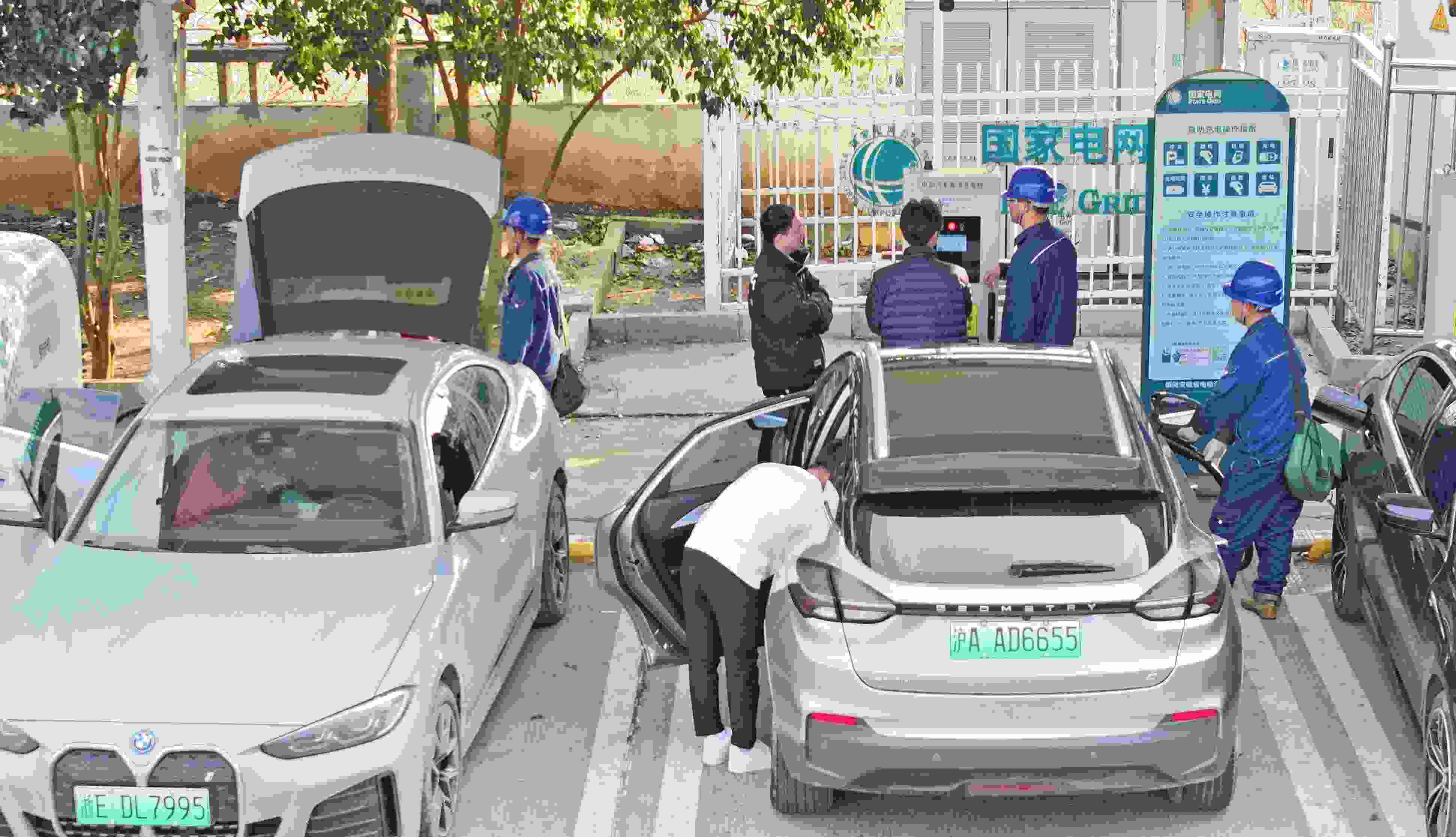 △ 2024年2月17日，安徽滁州來安縣大英鎮(zhèn)境內(nèi)的G36寧洛高速曹莊服務區(qū)，滁州市供電公司工作人員協(xié)助電動汽車車主高效解決充電中遇到的問題。