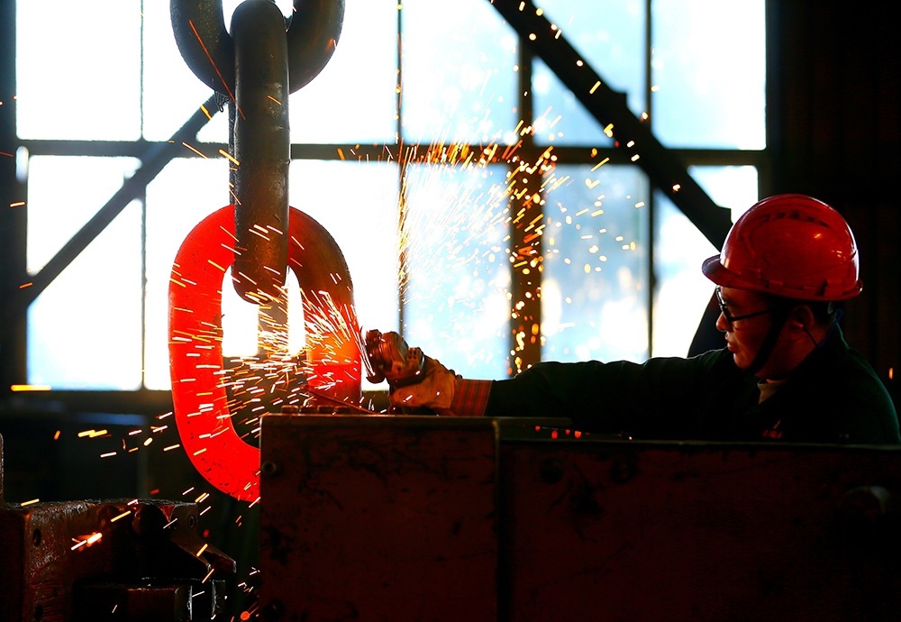 △ 2024年2月17日，青島市，即墨區(qū)靈山街道一家錨鏈企業(yè)，工人正在忙碌。