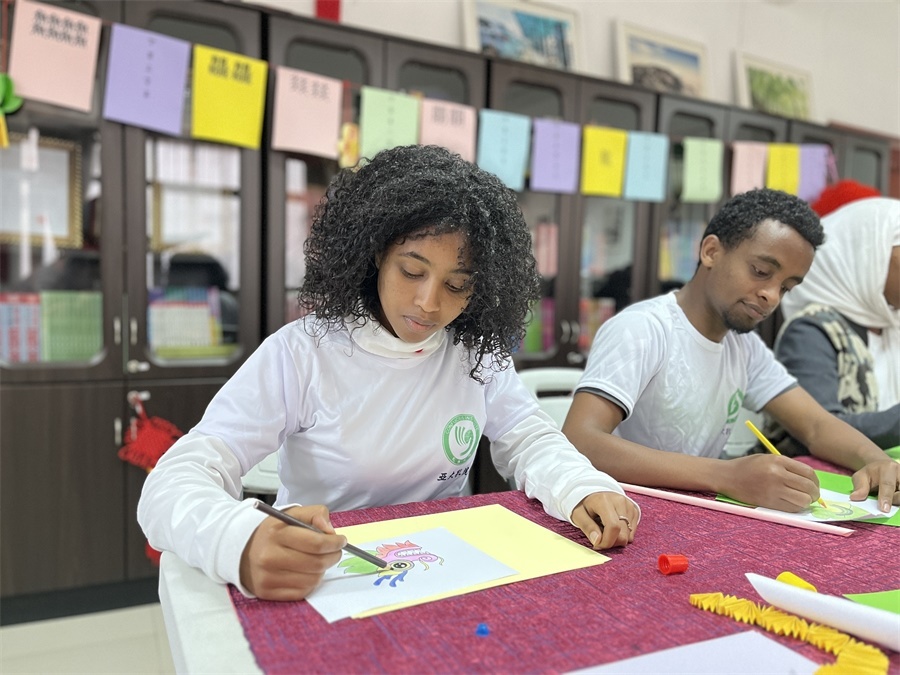 亞的斯亞貝巴大學(xué)孔子學(xué)院“網(wǎng)絡(luò)中國(guó)節(jié)·元宵”主題文化體驗(yàn)活動(dòng)現(xiàn)場(chǎng)。亞的斯亞貝巴大學(xué)孔子學(xué)院供圖