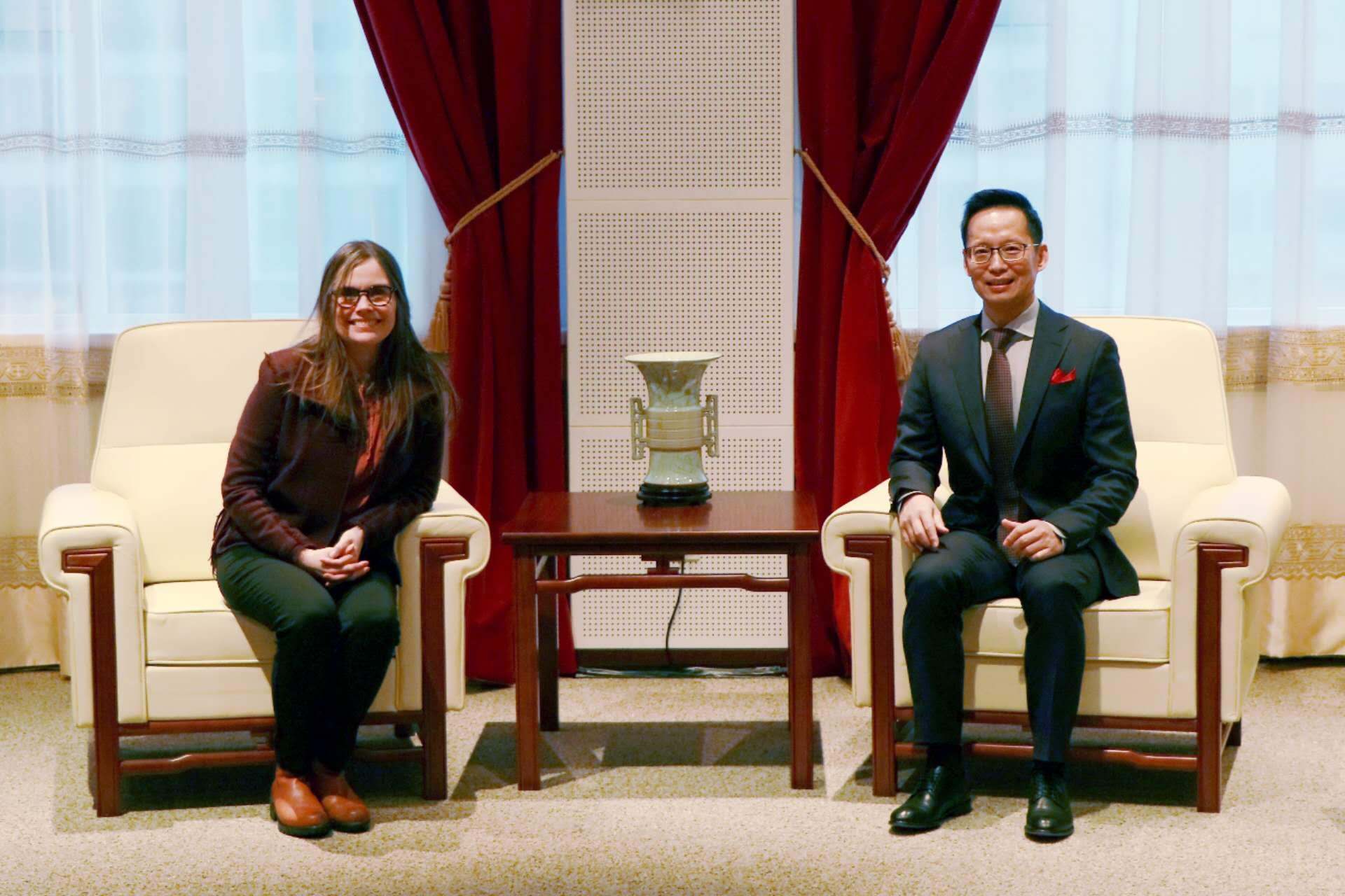 冰島總理雅各布斯多蒂爾（右一）與中國駐冰島大使何儒龍合影。中國駐冰島大使館供圖