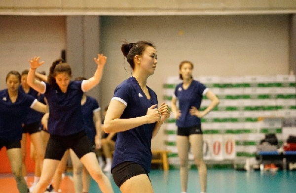 張常寧（右二）在訓(xùn)練中。人民網(wǎng)記者李乃妍攝