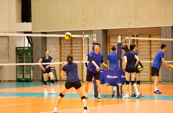 女排隊(duì)員在訓(xùn)練中。人民網(wǎng)記者李乃妍攝