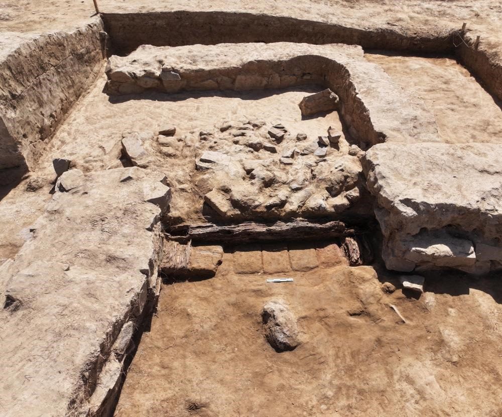 這是都蘭熱水墓群北一區(qū)M37號(hào)（“羊圈墓”）祭祀建筑的木質(zhì)門構(gòu)。