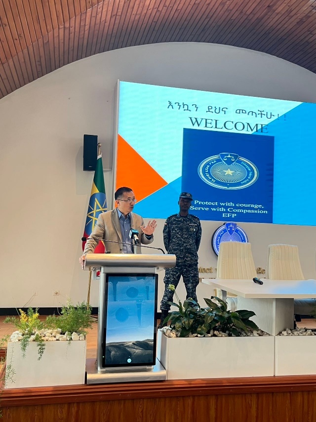 圖為駐埃塞使館首席館員申欽民公參致辭。亞的斯亞貝巴大學(xué)孔子學(xué)院供圖