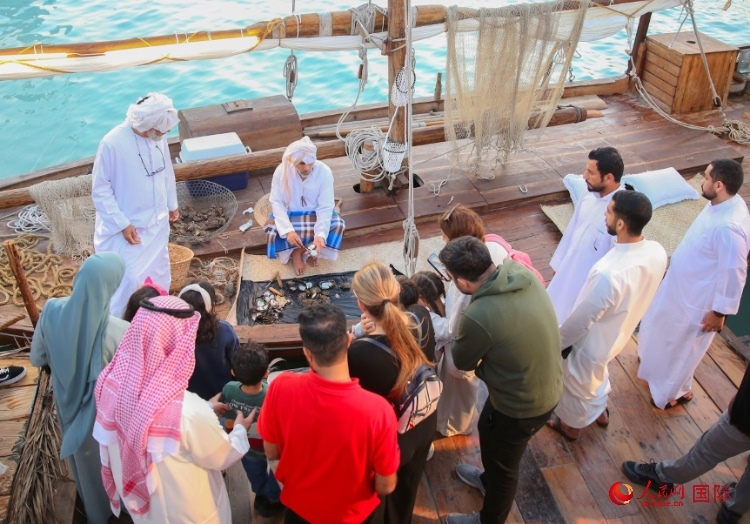 游客了解采珠工作。人民網(wǎng) 塔里克·易卜拉欣攝