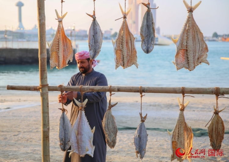  手工藝者展示如何晾曬魚(yú)干。人民網(wǎng) 塔里克·易卜拉欣攝