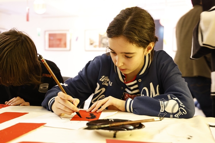 羅馬尼亞小朋友書寫毛筆字。中國(guó)文化中心供圖