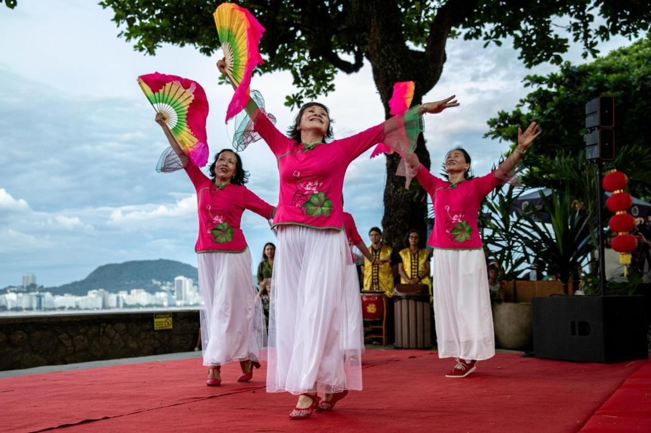 當(dāng)?shù)貢r(shí)間2月24日晚，2024年元宵節(jié)慶祝活動(dòng)在巴西里約熱內(nèi)盧市科帕卡巴納要塞舉辦。巴西山河文化促進(jìn)中心供圖