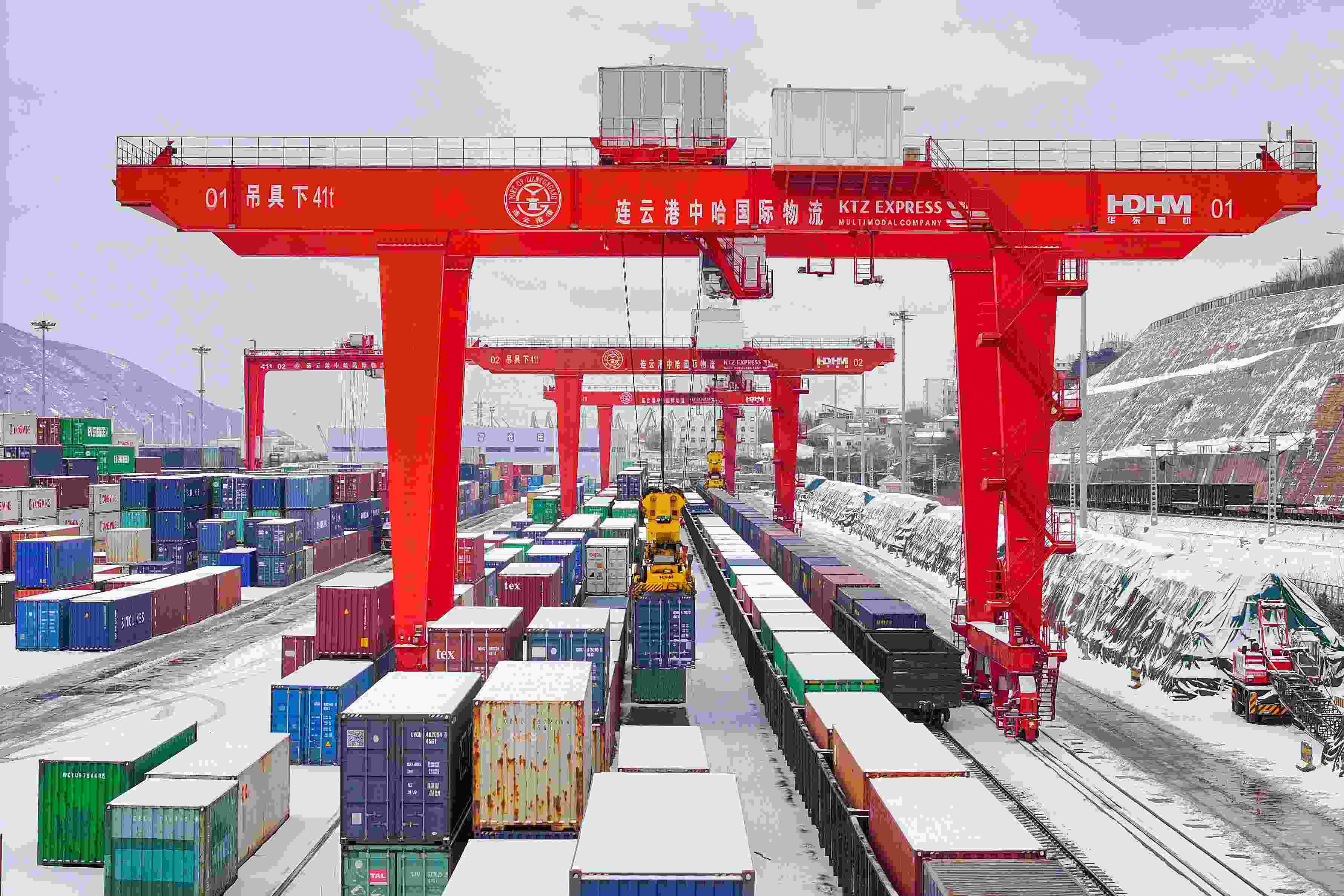 2024年2月22日，江蘇省連云港市中哈連云港物流合作基地，大型機(jī)械正在吊裝集裝箱。