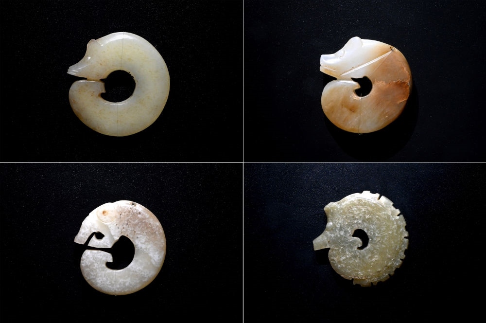 這是在殷墟博物館新館內(nèi)展出的龍形玉玦（拼版照片，1月9日攝）