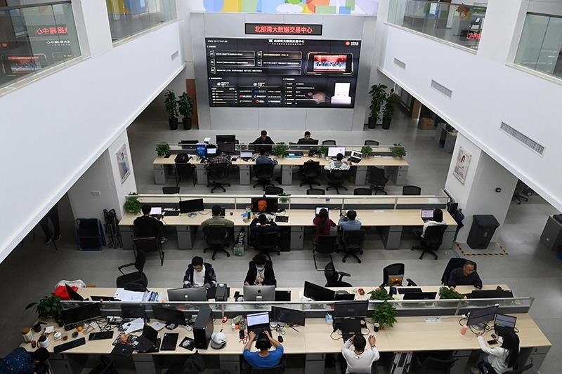 2023年12月12日，中國－東盟信息港股份有限公司員工在工作中。