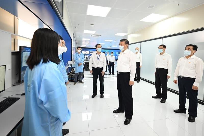 2023年7月6日，習近平總書記在江蘇南京市考察紫金山實驗室時，同科研人員親切交流。