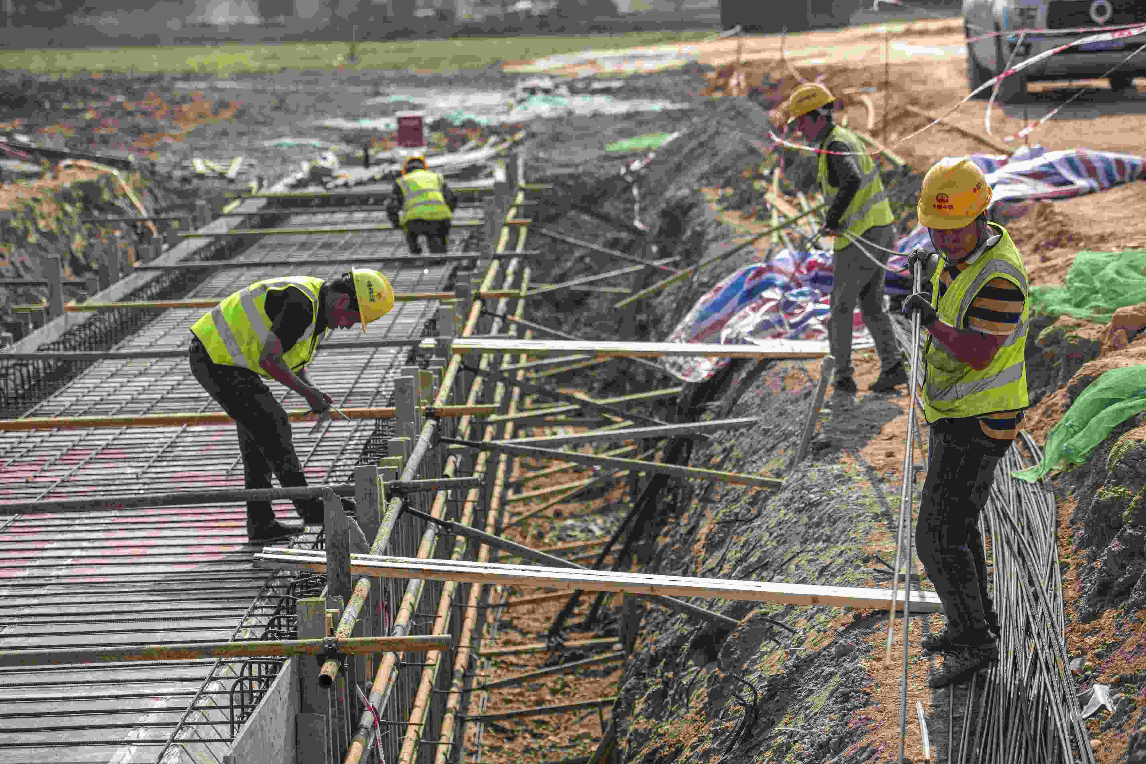 △ 2024年2月20日，海南省瓊海市，工程機械在博鰲樂城國際醫(yī)療旅游先行區(qū)康健路上加緊施工。