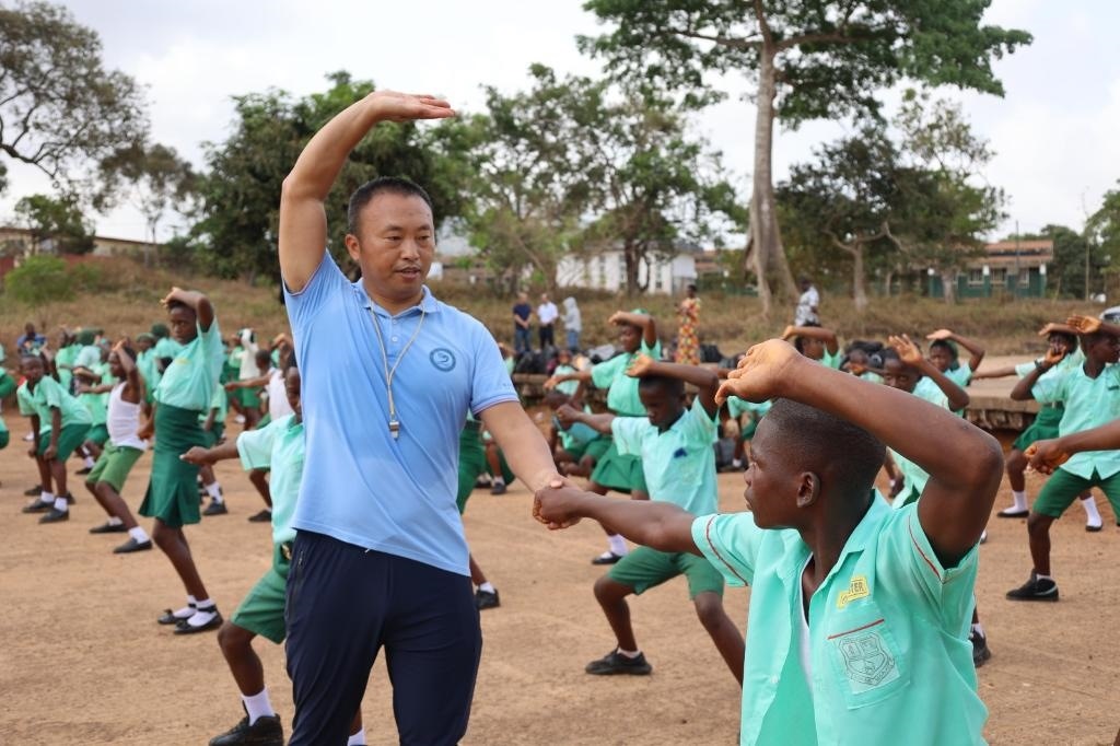 2月20日，在塞拉利昂首都弗里敦，來(lái)自塞拉利昂大學(xué)孔子學(xué)院的武術(shù)教師劉偉在為當(dāng)?shù)貙W(xué)生上武術(shù)課。