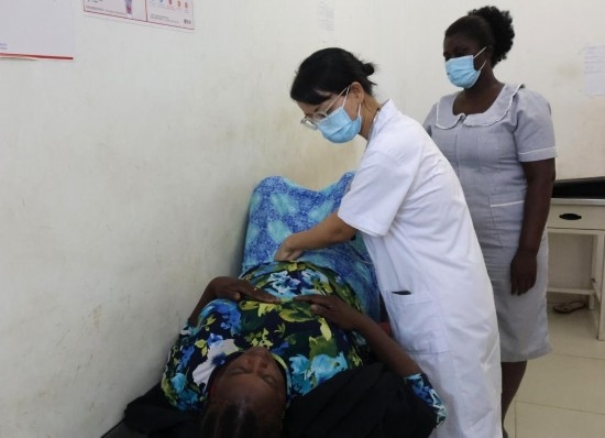 2023年2月27日，在塞拉利昂首都弗里敦，一名中國(guó)醫(yī)療隊(duì)的醫(yī)生正在為患者檢查身體。