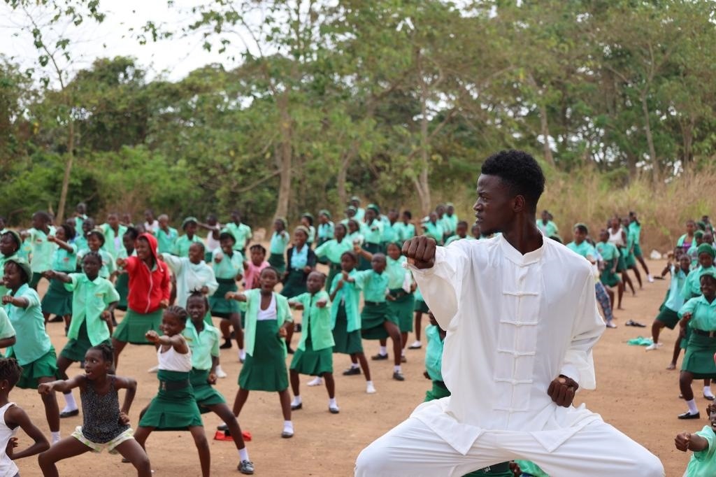 2月20日，在塞拉利昂首都弗里敦，當(dāng)?shù)貙W(xué)生在上武術(shù)課。