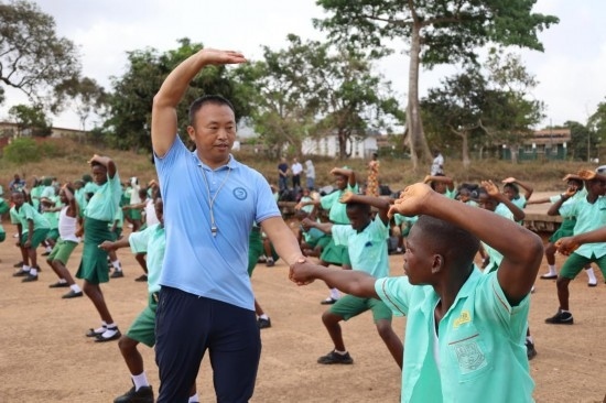 2月20日，在塞拉利昂首都弗里敦，來自塞拉利昂大學(xué)孔子學(xué)院的武術(shù)教師劉偉在為當(dāng)?shù)貙W(xué)生上武術(shù)課。
