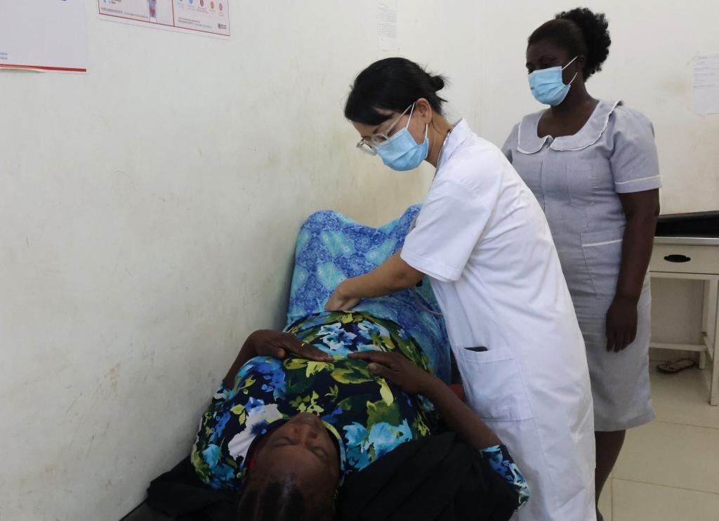 2023年2月27日，在塞拉利昂首都弗里敦，一名中國(guó)醫(yī)療隊(duì)的醫(yī)生正在為患者檢查身體。