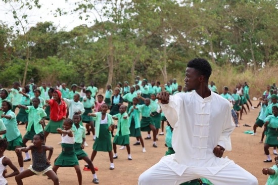 2月20日，在塞拉利昂首都弗里敦，當(dāng)?shù)貙W(xué)生在上武術(shù)課。