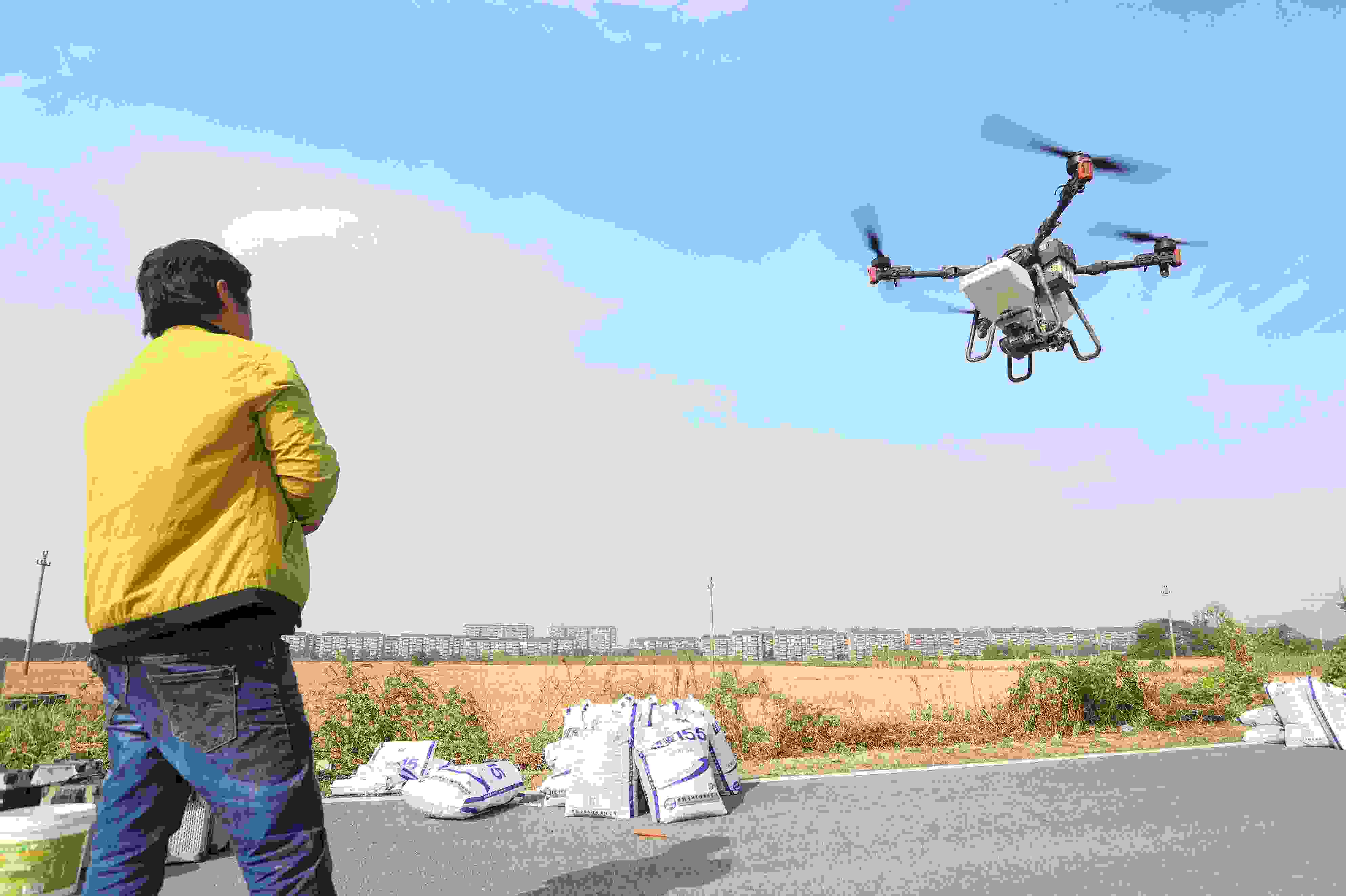 2023年11月15日，浙江嘉興，南湖區(qū)七星街道一處農(nóng)田里，農(nóng)民操縱無(wú)人機(jī)進(jìn)行冬小麥飛播。