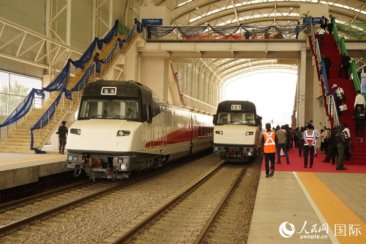 紅線車輛整裝待發(fā)。人民網(wǎng)記者 姜宣攝