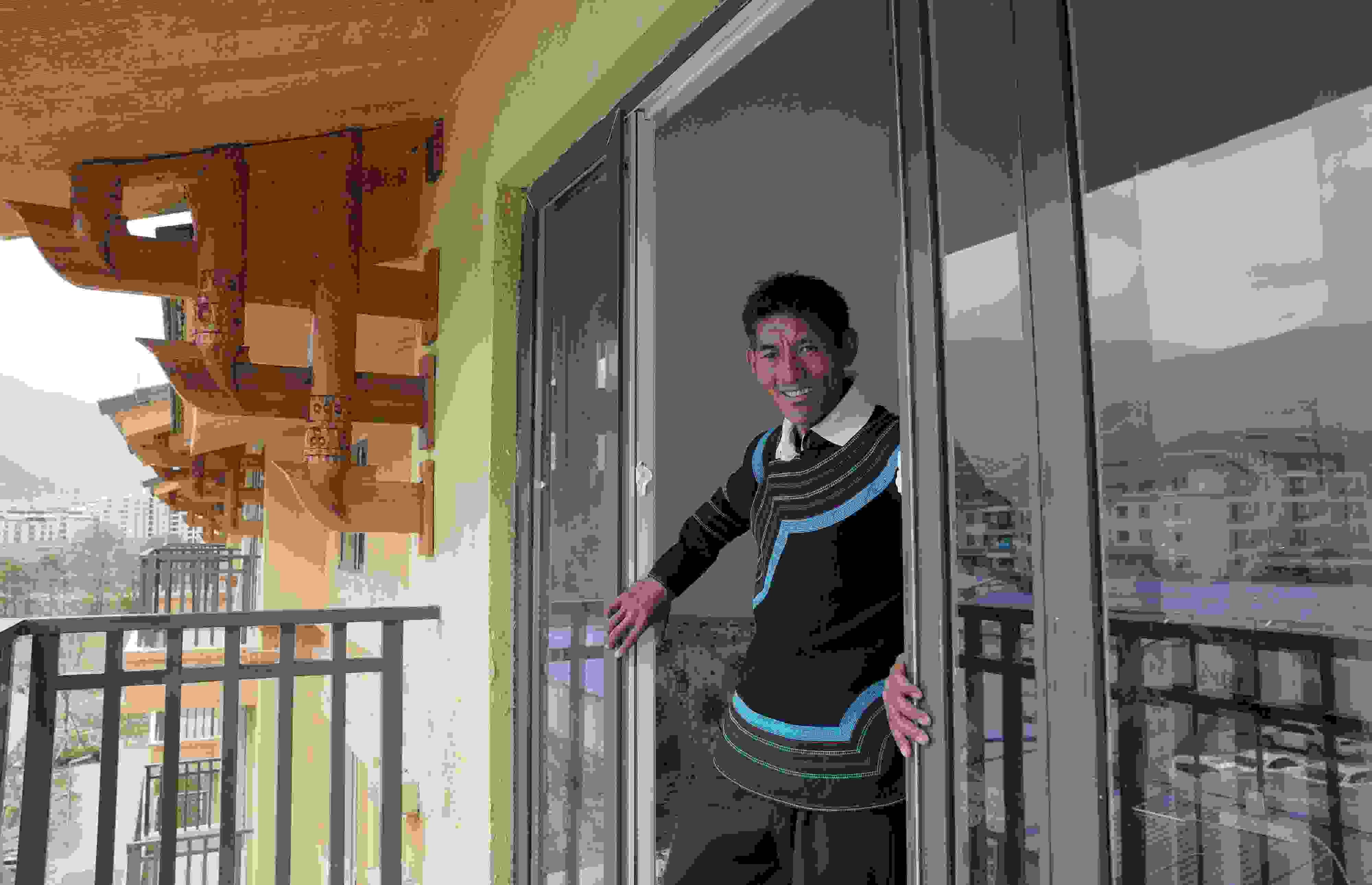 2020年5月14日，四川涼山彝族自治州昭覺縣，“懸崖村”村民某色伍哈入住新房。