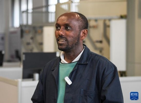 2月15日，在亞的斯亞貝巴的埃塞俄比亞聯(lián)邦職業(yè)技術(shù)培訓(xùn)學(xué)院，魯班工坊當(dāng)?shù)亟處熂s納斯·阿凱萊（中文名艾友涵）接受新華社采訪。