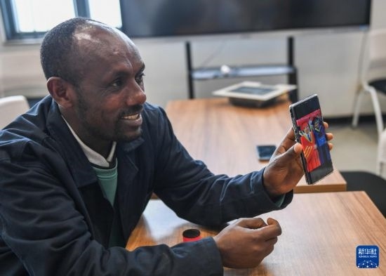 2月15日，在亞的斯亞貝巴的埃塞俄比亞聯(lián)邦職業(yè)技術(shù)培訓(xùn)學(xué)院，魯班工坊當(dāng)?shù)亟處熂s納斯·阿凱萊（中文名艾友涵）展示在中國(guó)學(xué)習(xí)時(shí)的照片。