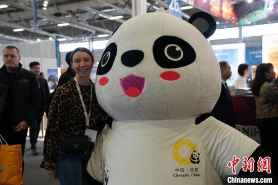 3月5日，2024年柏林國(guó)際旅游交易會(huì)(ITB)在柏林會(huì)展中心拉開帷幕。以“你好！中國(guó)”為主題的中國(guó)展區(qū)當(dāng)日亮相展會(huì)。圖為觀眾與大熊貓人偶合影。中新社記者 馬秀秀 攝