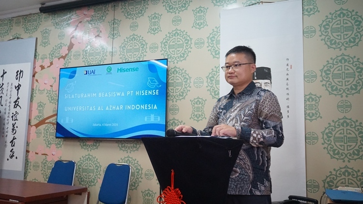 海信印尼公司總經(jīng)理李現(xiàn)委致辭。阿拉扎大學(xué)孔子學(xué)院供圖