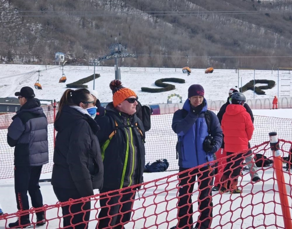 ?皮埃爾·杜邦（左三）在比賽現(xiàn)場。新華社記者 王沁鷗 攝