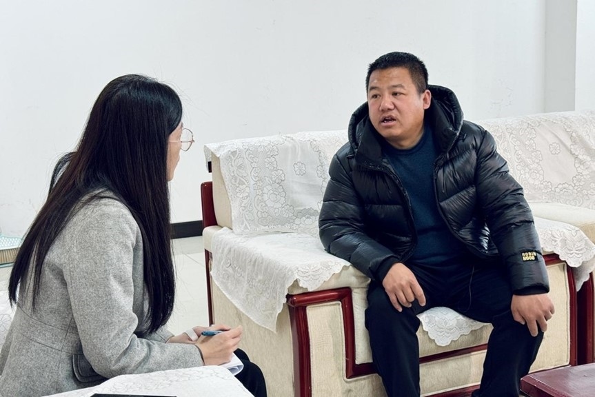 人民網(wǎng)記者采訪“在水一方”小區(qū)住戶。人民網(wǎng) 高清揚(yáng)攝