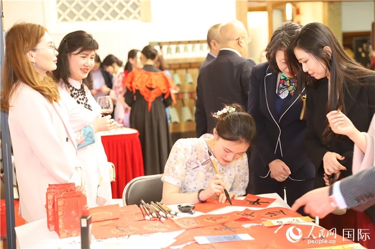 現(xiàn)場書法體驗(yàn)。人民網(wǎng)記者 霍文攝