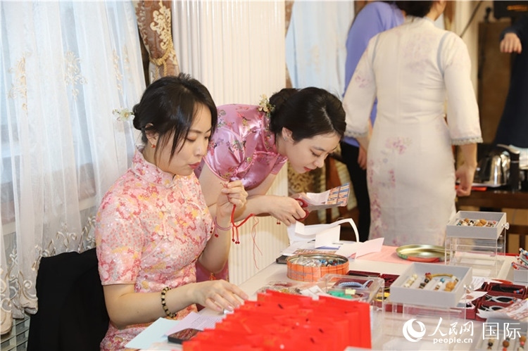 孔院教師展示剪紙。人民網(wǎng)記者 霍文攝