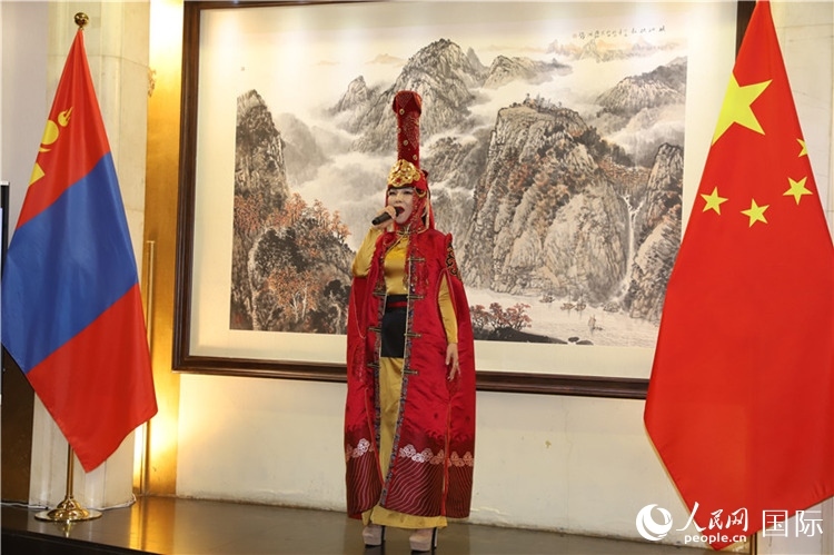 呼麥演唱。人民網(wǎng)記者 霍文攝