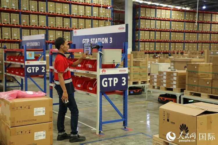 華為5G智能倉庫里，工作人員正在利用智能系統(tǒng)辦公。人民網(wǎng)記者 曹師韻攝