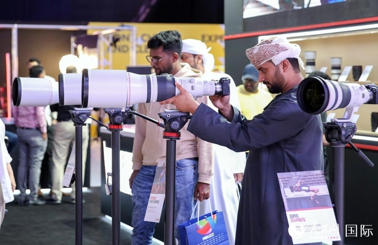 參觀者在體驗攝影設(shè)備。人民網(wǎng)塔里克·易卜拉欣攝