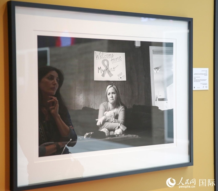 一名觀眾在觀賞攝影作品。人民網(wǎng)塔里克·易卜拉欣攝