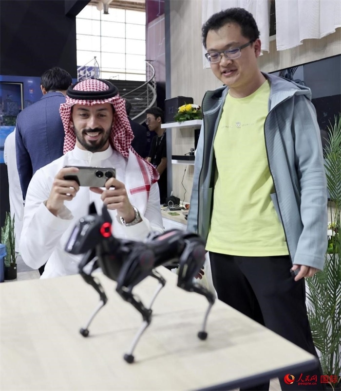 一名觀眾在體驗(yàn)操作機(jī)器狗。人民網(wǎng)記者 管克江攝