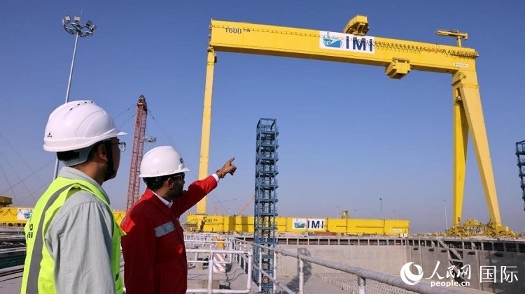 工作人員查看龍門吊情況。人民網(wǎng)記者管克江攝