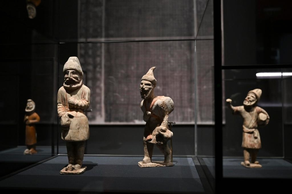 “歷史之遇——中國與西亞古代文明交流展”于1月12日至4月11日在故宮午門正殿展廳舉行。這是展出的陶彩繪人俑（1月10日攝）。新華社記者金良快攝