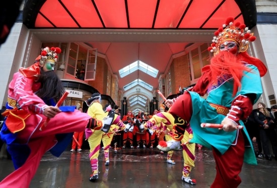  2024年2月10日，來自廣東普寧的英歌舞團(tuán)演員在英國倫敦伯靈頓拱廊街表演英歌舞。新華社記者 李穎 攝