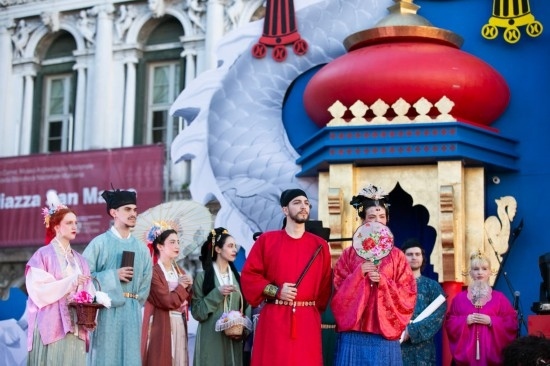  2024年2月13日，在意大利威尼斯，志愿者身著漢服進(jìn)行表演。新華社記者 李京 攝