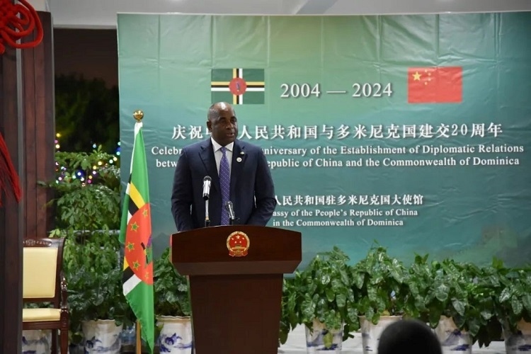 多米尼克總理斯凱里特在中多建交20周年招待會(huì)上致辭。中國(guó)駐多米尼克大使館供圖