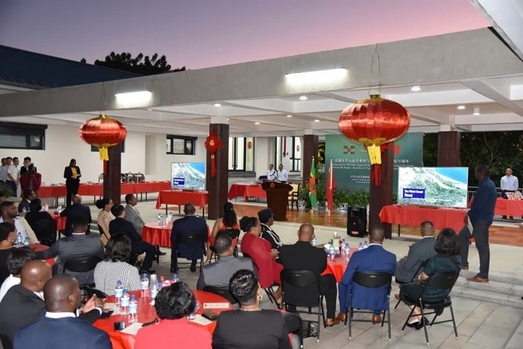 當(dāng)?shù)貢r(shí)間3月13日，慶祝中國(guó)與多米尼克建交20周年招待會(huì)在中國(guó)駐多大使館舉行。中國(guó)駐多米尼克大使館供圖