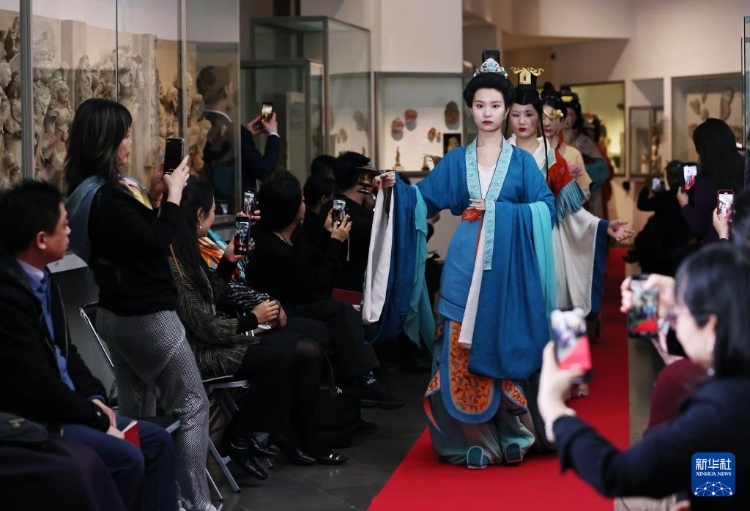 3月13日，在位于法國巴黎的吉美國立亞洲藝術(shù)博物館，模特展示敦煌復(fù)原服飾。新華社記者 高靜 攝